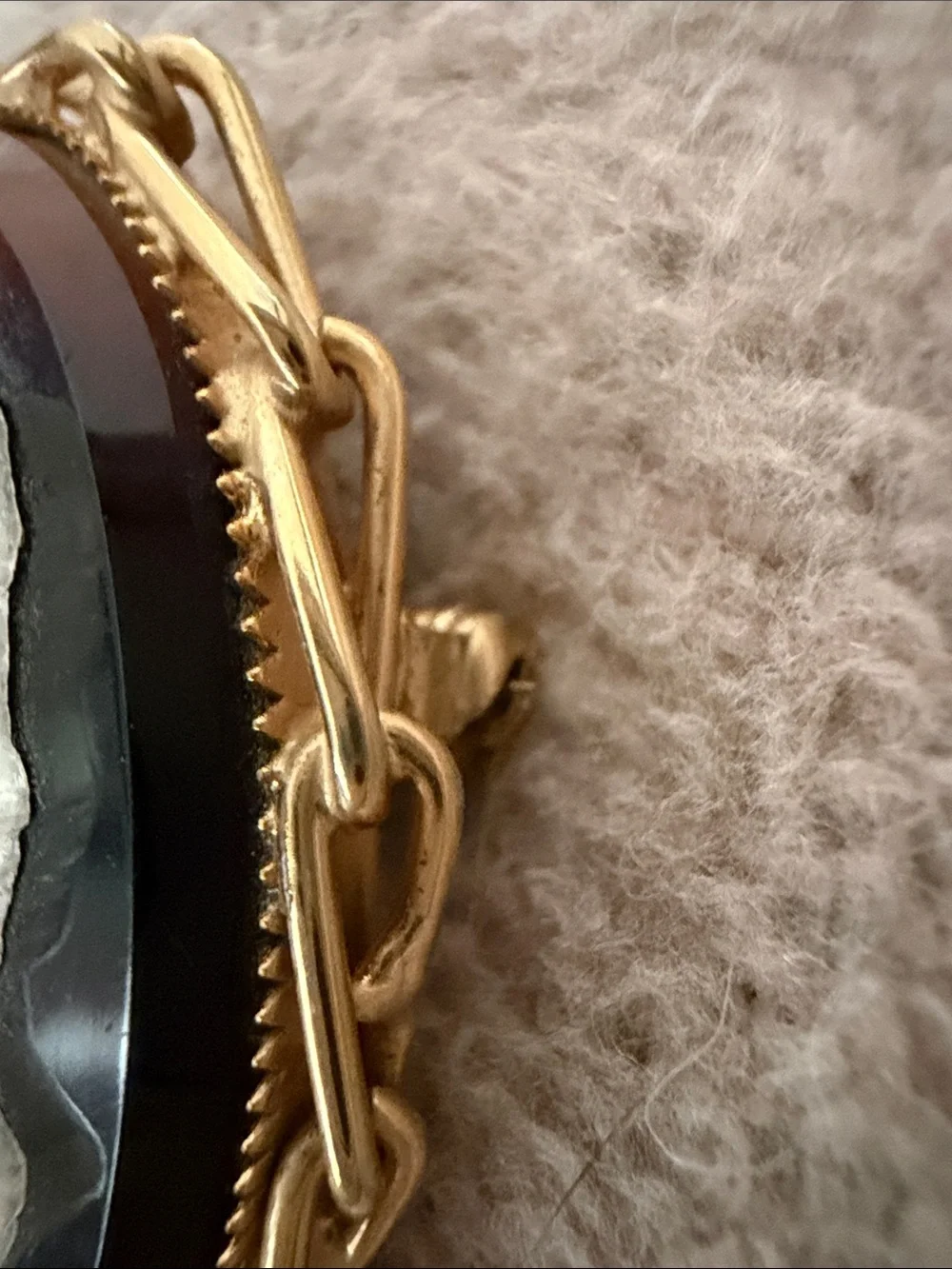 Vintage Cameo Resin & Gold-Tone Oval Brooch - Brown